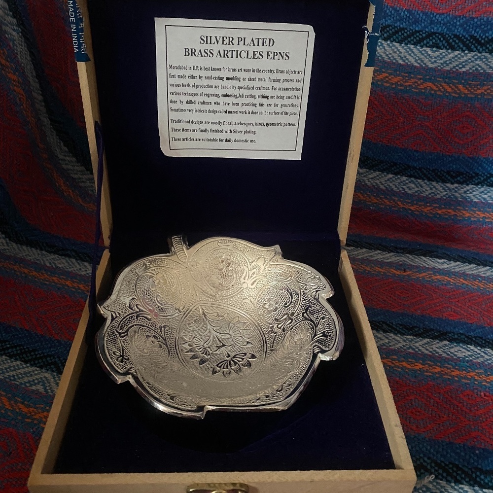 NWOT SILVER PLATED BRASS ARTICLE EPNS TRADITIONAL DESIGN ARE MOSTLY FLORAL.